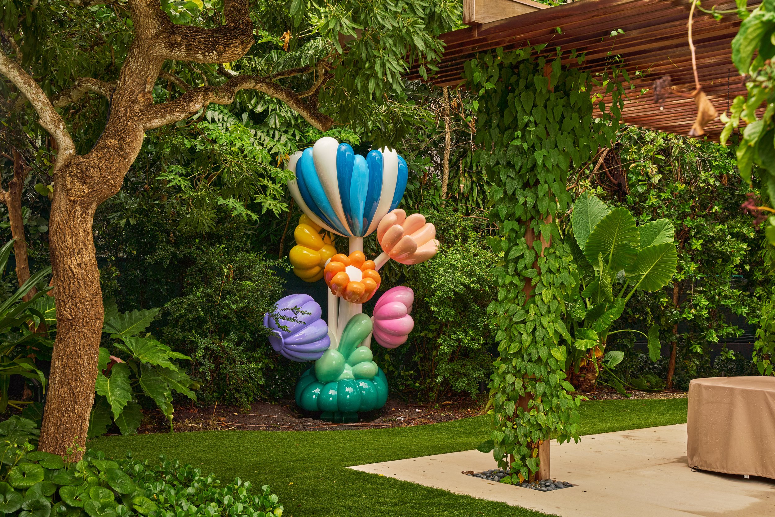 Cosmos Deluxe — 15ft painted stainless steel, Miami Beach